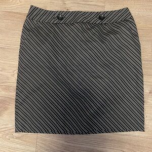 Worthington black and white skirt in size 10